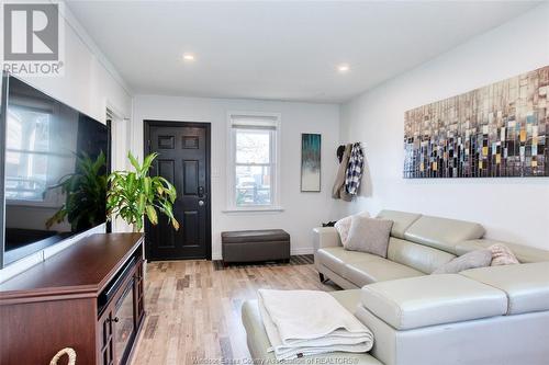 1624 Hickory, Windsor, ON - Indoor Photo Showing Living Room