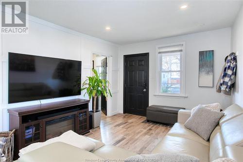 1624 Hickory, Windsor, ON - Indoor Photo Showing Living Room