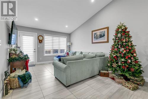 3575 Hallee Crescent, Windsor, ON - Indoor Photo Showing Living Room