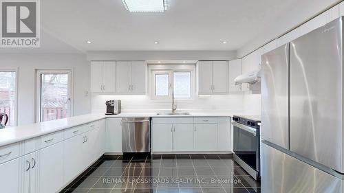 72 Kerrigan Crescent, Markham, ON - Indoor Photo Showing Kitchen With Upgraded Kitchen