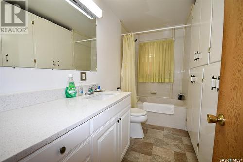 253 25Th Street W, Prince Albert, SK - Indoor Photo Showing Bathroom