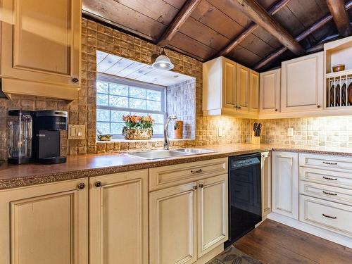 Kitchen - 23 Ch. Lockhart, Val-Des-Monts, QC - Indoor Photo Showing Kitchen With Double Sink