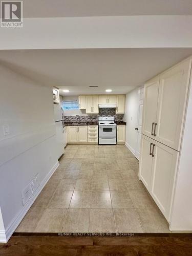 27 Evesham Crescent, Brampton, ON - Indoor Photo Showing Kitchen