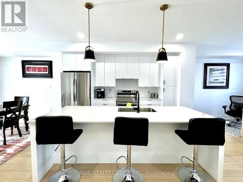 1979 Upperpoint Gate, London, ON - Indoor Photo Showing Kitchen With Upgraded Kitchen