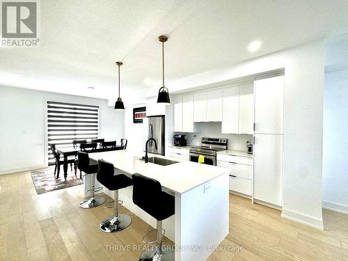 1979 Upperpoint Gate, London, ON - Indoor Photo Showing Kitchen With Upgraded Kitchen