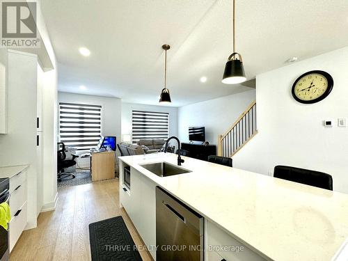 1979 Upperpoint Gate, London, ON - Indoor Photo Showing Kitchen With Upgraded Kitchen