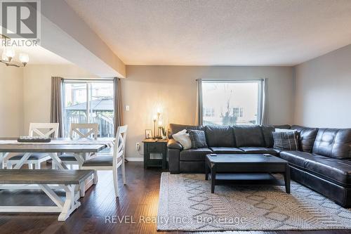 30 Naples Court, Thorold (558 - Confederation Heights), ON - Indoor Photo Showing Living Room