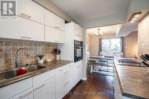 30 Naples Court, Thorold (558 - Confederation Heights), ON - Indoor Photo Showing Kitchen With Double Sink