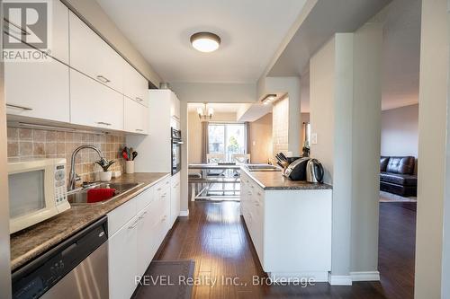 30 Naples Court, Thorold (558 - Confederation Heights), ON - Indoor Photo Showing Kitchen With Double Sink With Upgraded Kitchen