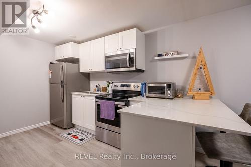 30 Naples Court, Thorold (558 - Confederation Heights), ON - Indoor Photo Showing Kitchen