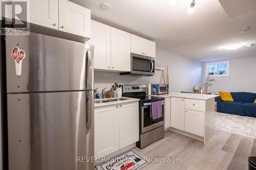 30 Naples Court, Thorold (558 - Confederation Heights), ON - Indoor Photo Showing Kitchen