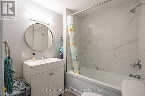 30 Naples Court, Thorold (558 - Confederation Heights), ON - Indoor Photo Showing Bathroom