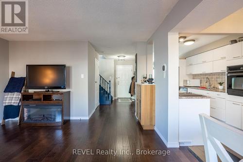 30 Naples Court, Thorold (558 - Confederation Heights), ON - Indoor Photo Showing Kitchen