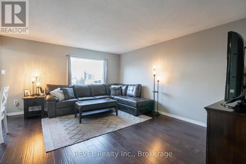 30 Naples Court, Thorold (558 - Confederation Heights), ON - Indoor Photo Showing Living Room