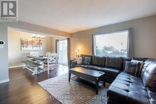 30 Naples Court, Thorold (558 - Confederation Heights), ON - Indoor Photo Showing Living Room