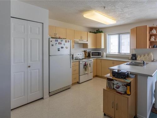 204-3855 11Th Ave, Port Alberni, BC - Indoor Photo Showing Kitchen With Double Sink