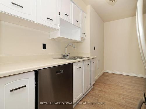 102-4005 Don Mills Rd, Toronto, ON - Indoor Photo Showing Kitchen With Double Sink