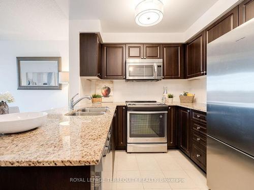 307-50 Via Rosedale Way, Brampton, ON - Indoor Photo Showing Kitchen With Double Sink With Upgraded Kitchen