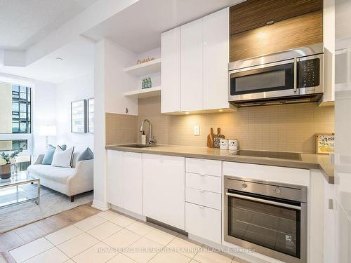 513-60 Annie Craig Dr, Toronto, ON - Indoor Photo Showing Kitchen