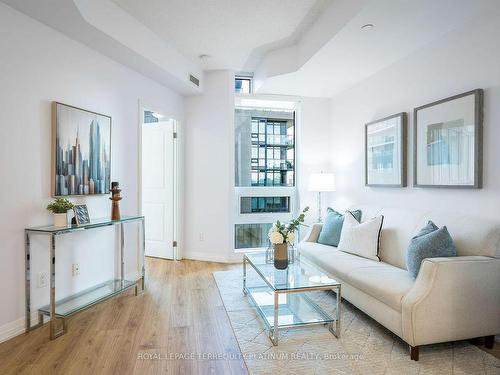 513-60 Annie Craig Dr, Toronto, ON - Indoor Photo Showing Living Room