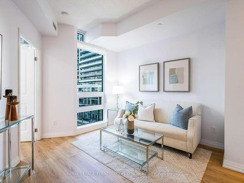 513-60 Annie Craig Dr, Toronto, ON - Indoor Photo Showing Living Room