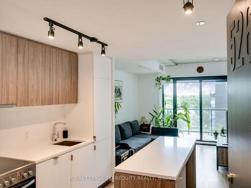 526-7 Smith Cres, Toronto, ON - Indoor Photo Showing Kitchen