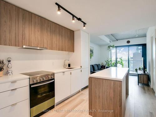 526-7 Smith Cres, Toronto, ON - Indoor Photo Showing Kitchen