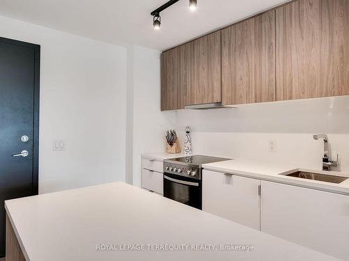 526-7 Smith Cres, Toronto, ON - Indoor Photo Showing Kitchen