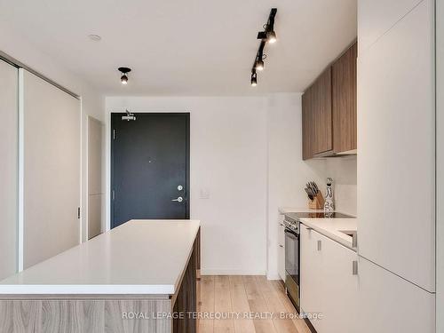 526-7 Smith Cres, Toronto, ON - Indoor Photo Showing Kitchen