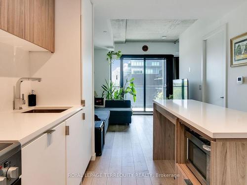 526-7 Smith Cres, Toronto, ON - Indoor Photo Showing Kitchen