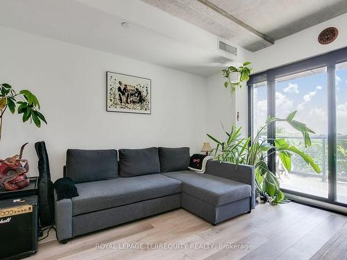 526-7 Smith Cres, Toronto, ON - Indoor Photo Showing Living Room