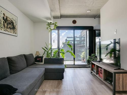 526-7 Smith Cres, Toronto, ON - Indoor Photo Showing Living Room