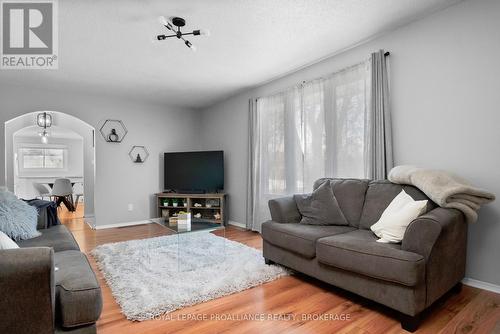 60 Dorland Drive, Greater Napanee, ON - Indoor Photo Showing Living Room