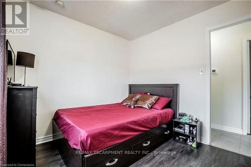 24 Bow Valley Drive, Hamilton, ON - Indoor Photo Showing Bedroom