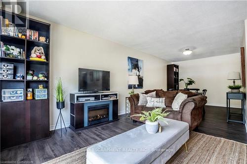 24 Bow Valley Drive, Hamilton, ON - Indoor Photo Showing Living Room