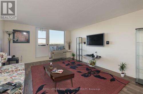 604 - 6720 Glen Erin Drive, Mississauga, ON - Indoor Photo Showing Living Room