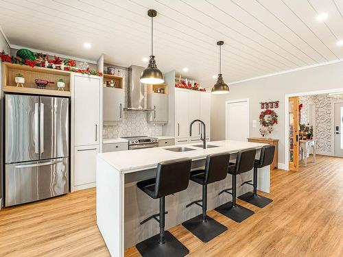 Kitchen - 124 Rue Des Sittelles, Brigham, QC - Indoor Photo Showing Kitchen With Upgraded Kitchen