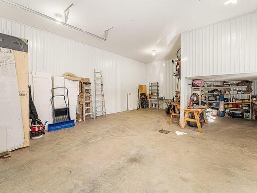 Garage - 124 Rue Des Sittelles, Brigham, QC - Indoor Photo Showing Garage