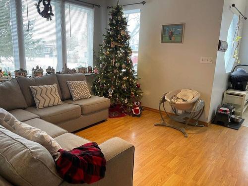 89 Kenogami Avenue S, Thunder Bay, ON - Indoor Photo Showing Living Room