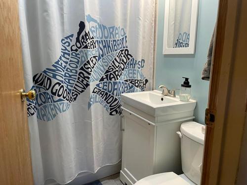 89 Kenogami Avenue S, Thunder Bay, ON - Indoor Photo Showing Bathroom