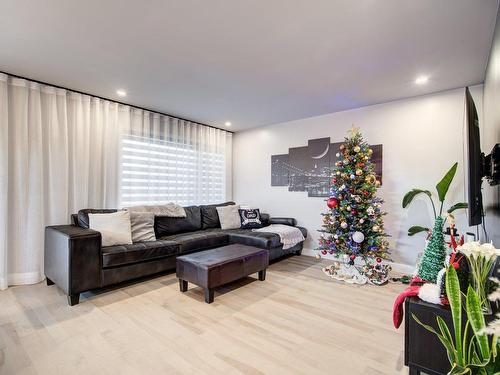 Living room - 3481 Rue Bouthillier, Carignan, QC - Indoor Photo Showing Living Room