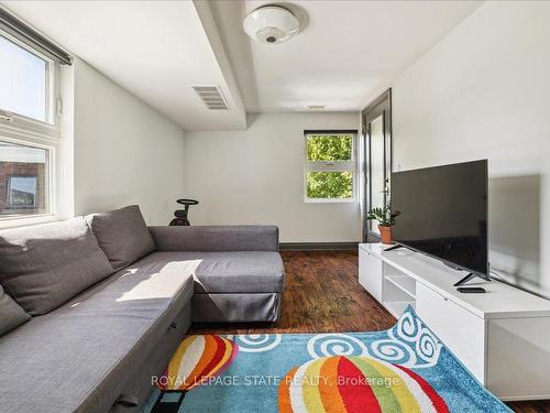 65 Queen St, St. Catharines, ON - Indoor Photo Showing Living Room