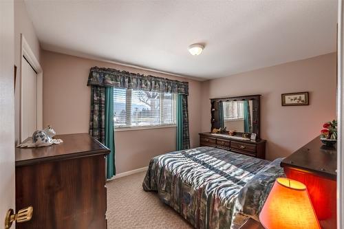 149 Pineview Drive, Kaleden, BC - Indoor Photo Showing Bedroom