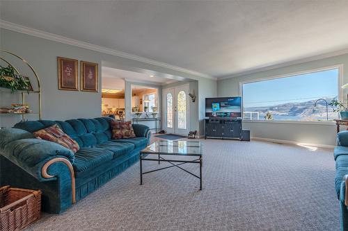 149 Pineview Drive, Kaleden, BC - Indoor Photo Showing Living Room