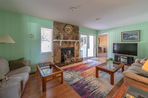 149 Pineview Drive, Kaleden, BC - Indoor Photo Showing Living Room With Fireplace