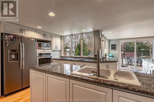 147 Crystal Drive, Chatham, ON - Indoor Photo Showing Kitchen With Double Sink With Upgraded Kitchen