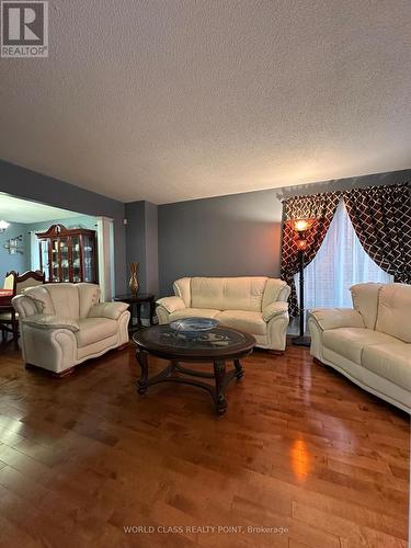 1612 Moongate Crescent, Mississauga, ON - Indoor Photo Showing Living Room