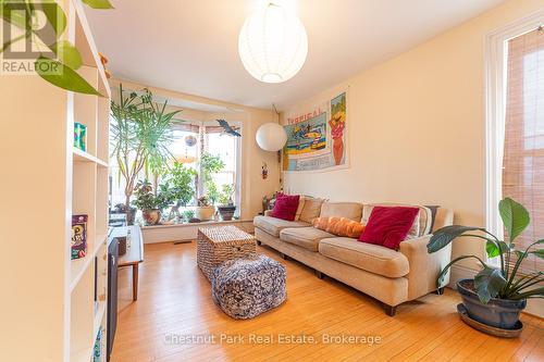 715 2Nd Avenue E, Owen Sound, ON - Indoor Photo Showing Living Room