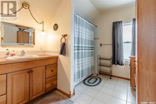 231 Home Street W, Moose Jaw, SK - Indoor Photo Showing Bathroom