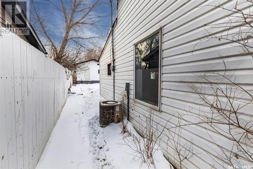 231 Home Street W, Moose Jaw, SK - Outdoor